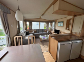 Bittern 8, Scratby - California Cliffs, Parkdean, sleeps 8, free Wi-Fi, bed linen and towels included, pet friendly - 2 minutes from the beach!